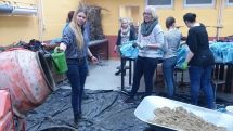 Auszubildende der Florist-Mittelstufe stellen Gefäße aus Beton her
